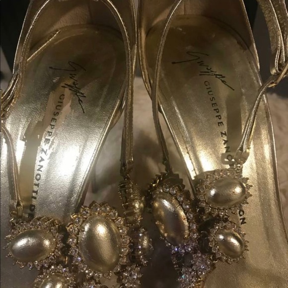 Authentic giuseppe zanotti Jewelled heels
size 39 - Picture 6 of 10